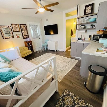 Coastal Chic Suite With Kitchenette And Private Entrance St. Petersburg Luaran gambar