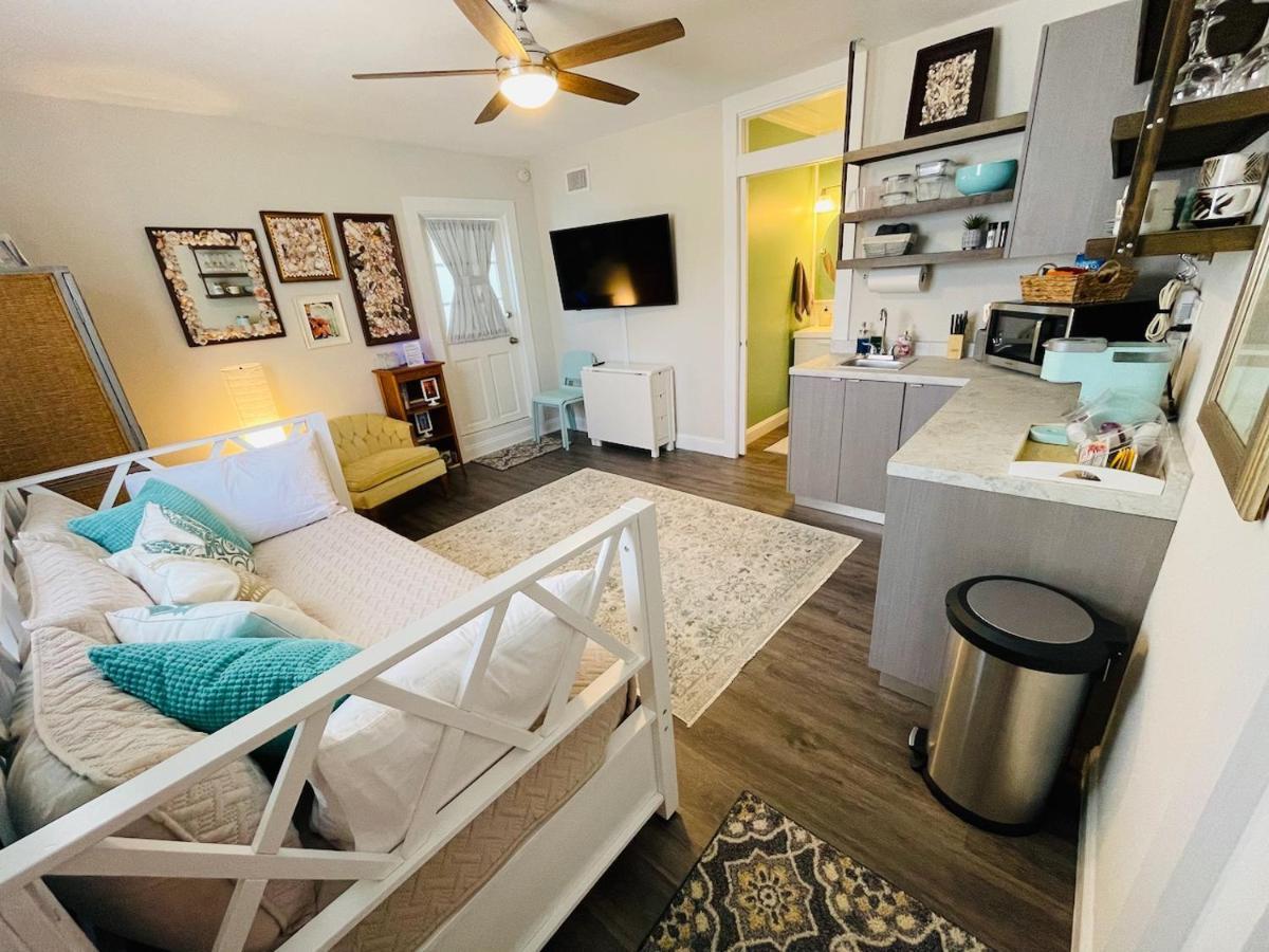 Coastal Chic Suite With Kitchenette And Private Entrance St. Petersburg Luaran gambar