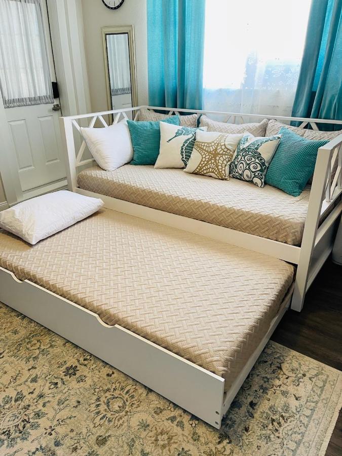 Coastal Chic Suite With Kitchenette And Private Entrance St. Petersburg Luaran gambar