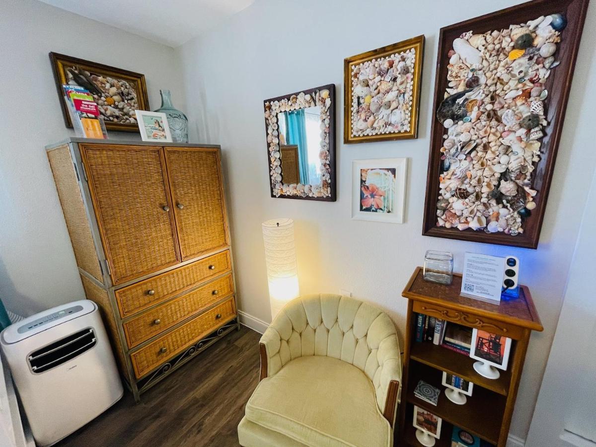 Coastal Chic Suite With Kitchenette And Private Entrance St. Petersburg Luaran gambar